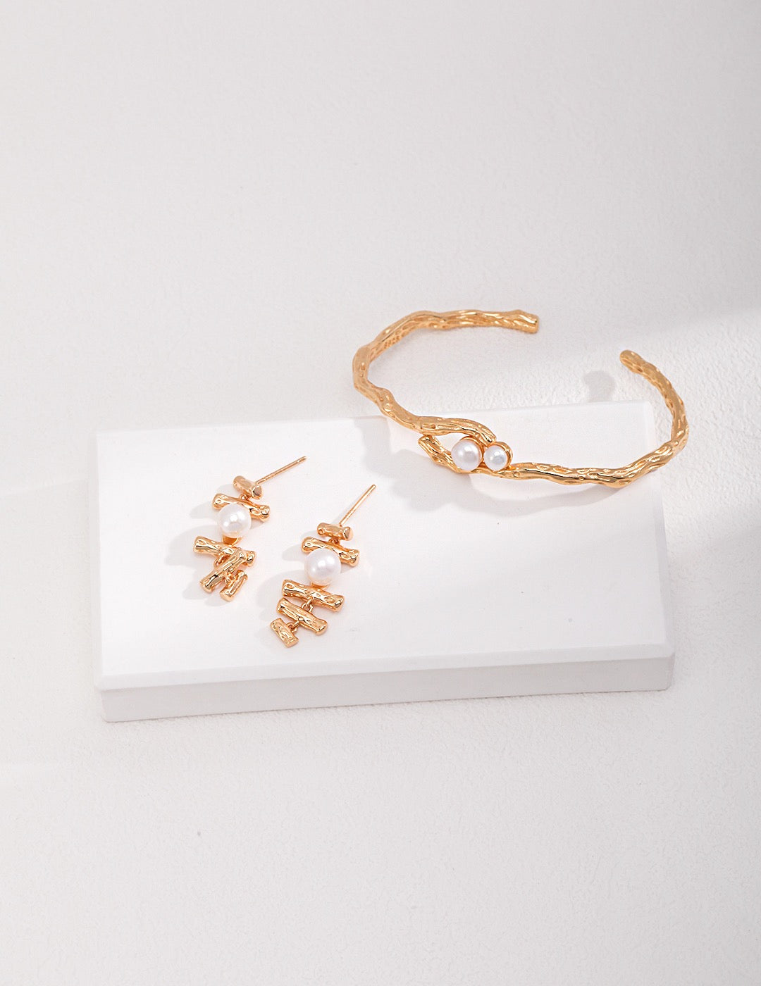 Ethereal Pearl Kiss Bracelet